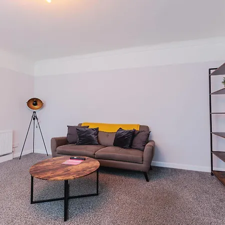 Linden House Apartment *